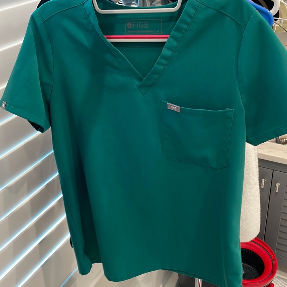 FIGS HUNTER GREEN small top